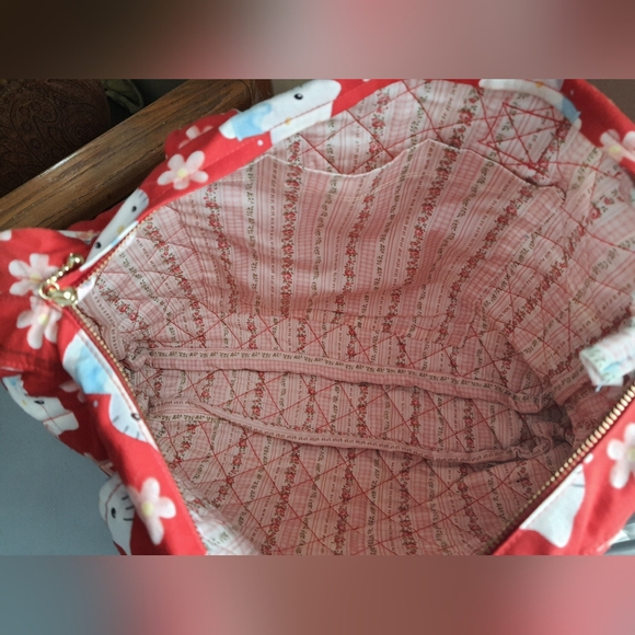 Hello Kitty Duffle Bag - Picture 2 of 4